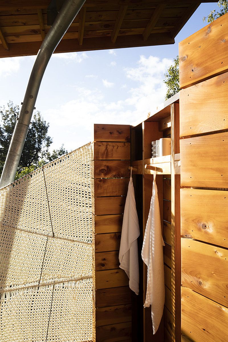 Sheltered bathroom connected with the outdoors