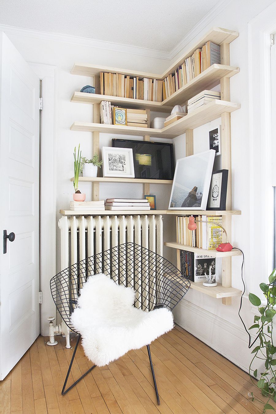 Smart-wooden-corner-shelf-for-the-space-savvy-reading-nook