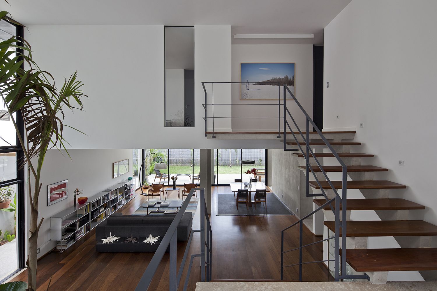 Staircase connecting the spacious living area with the bedroom