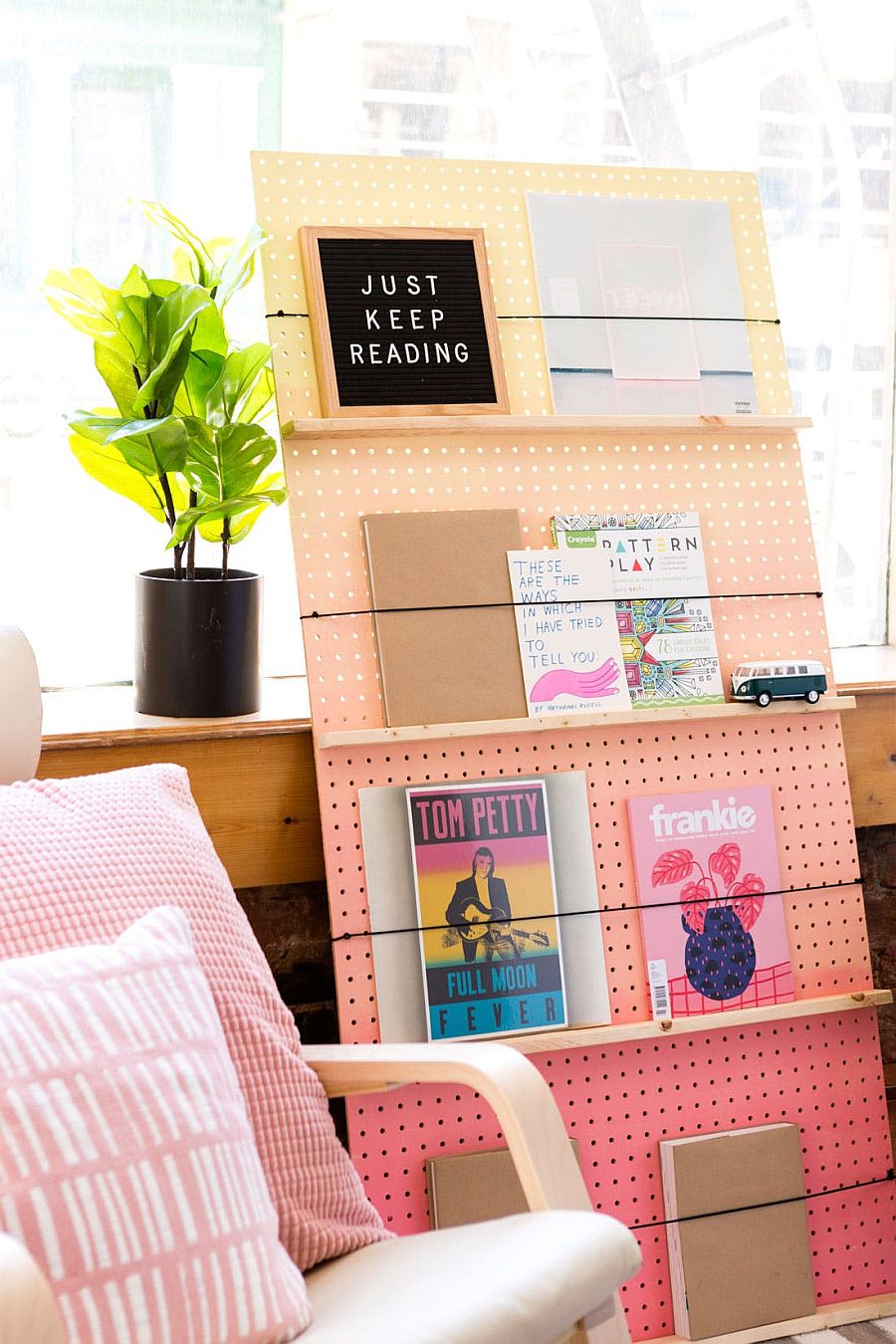 Stylish-DIY-Ombre-Bookshelf