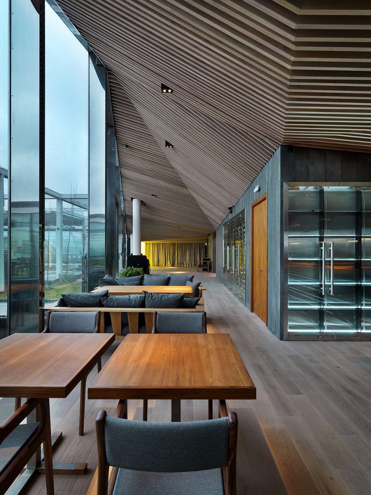 Three-dimensional-geometric-design-of-the-wooden-ceiling-brings-contrast-and-elegance