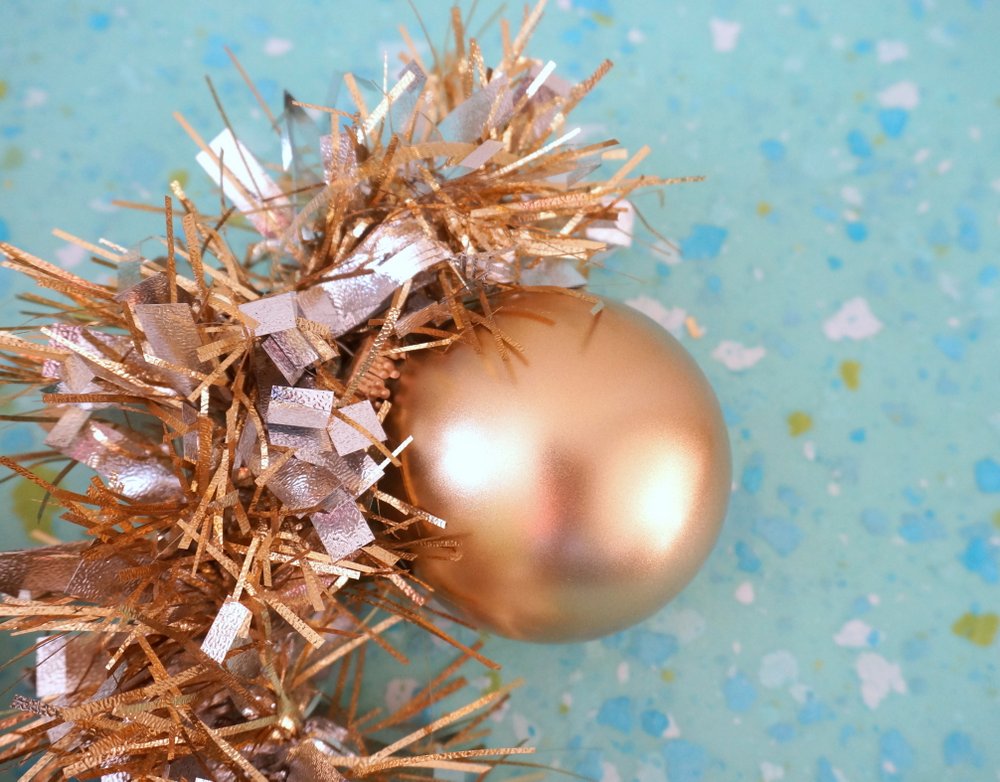 Tie-the-ornaments-to-the-garland