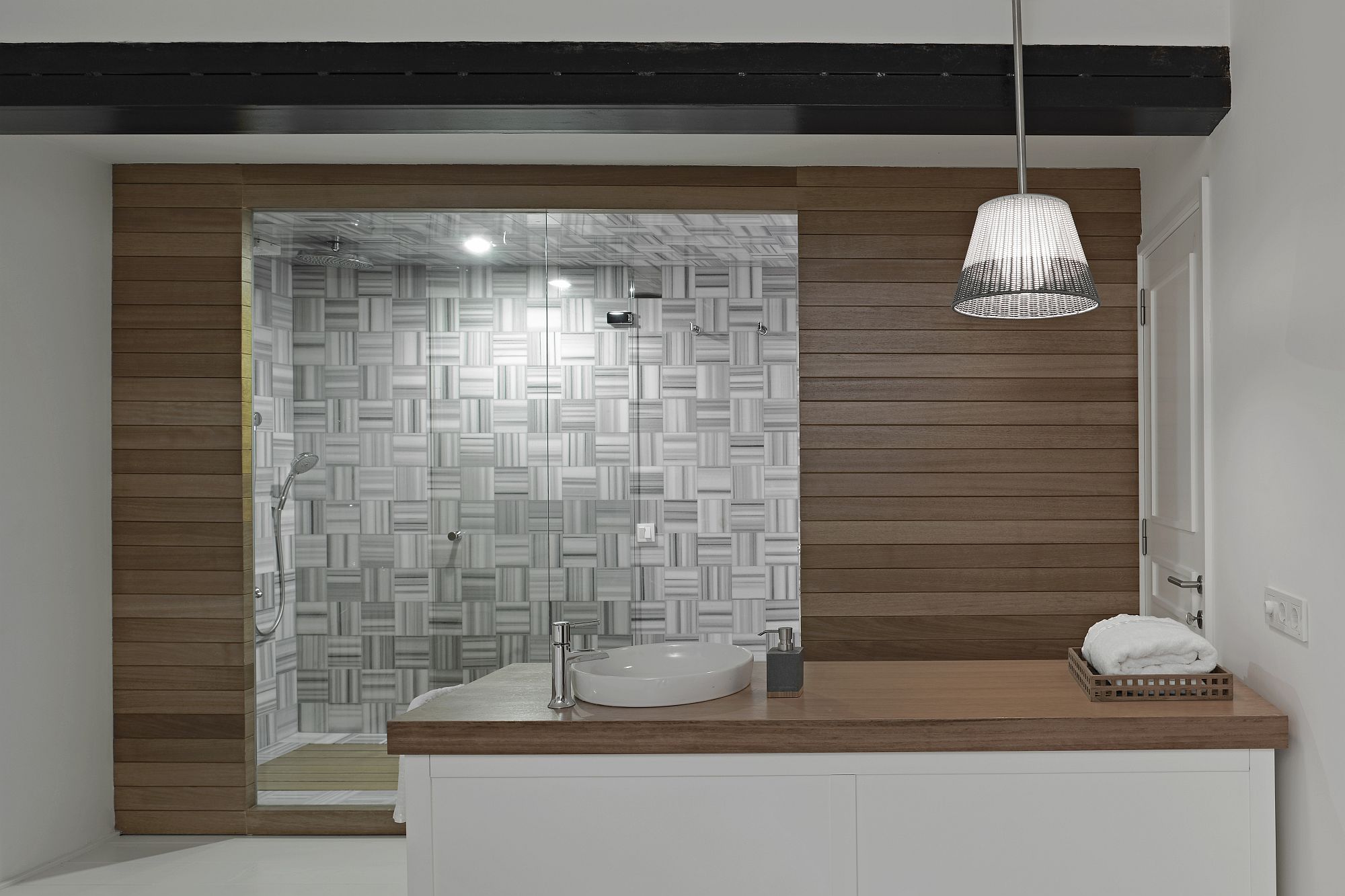 Unqiue-tile-design-for-the-shower-area