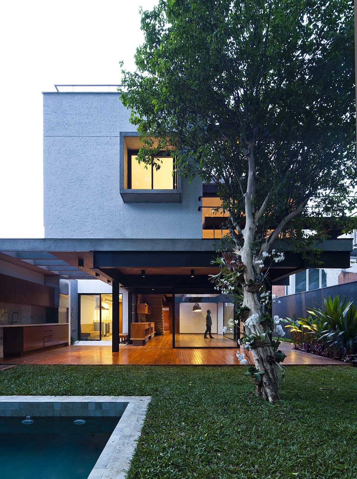 View-of-the-garden-and-pool-area-at-the-Vila-Nova-Residence