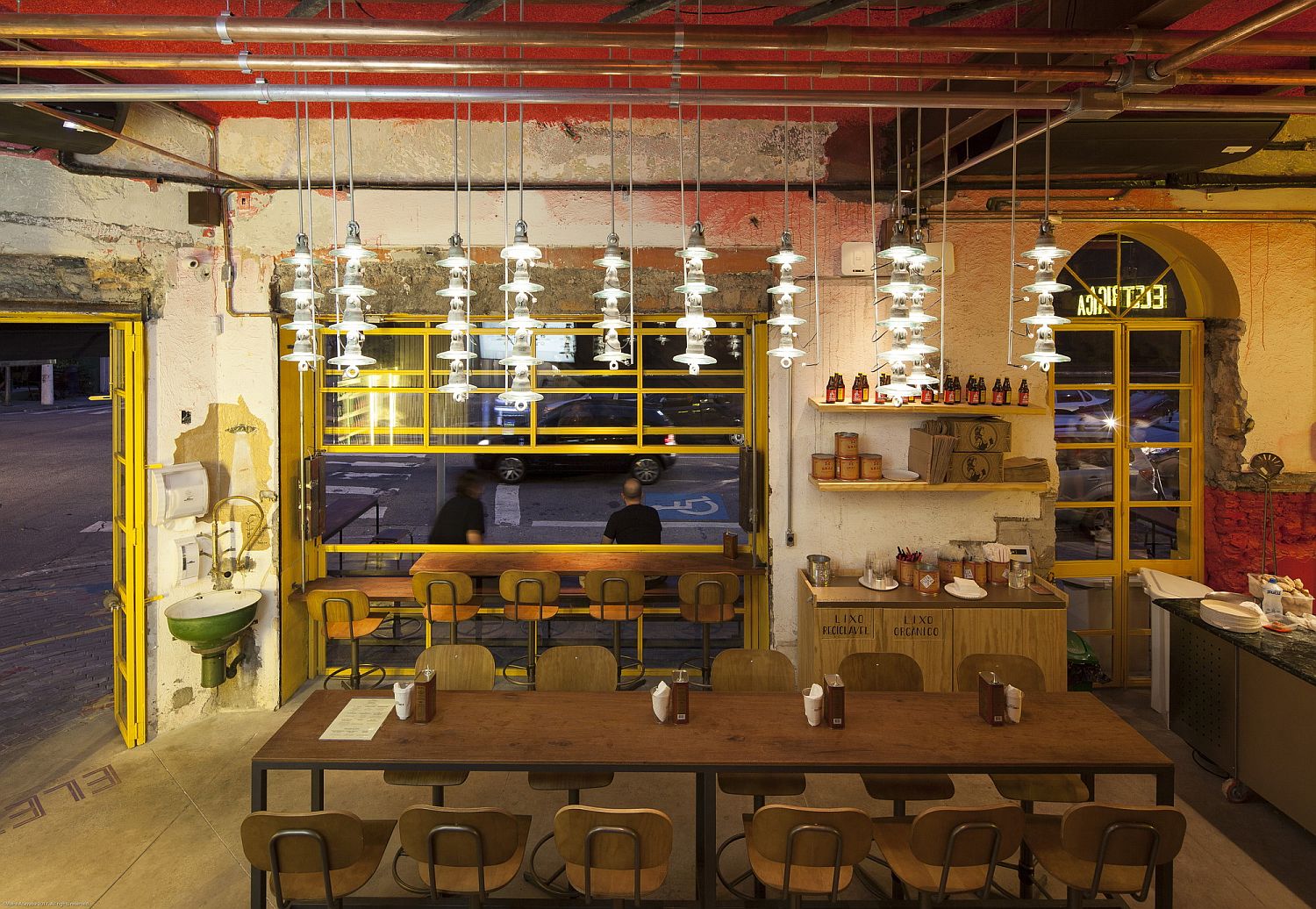 Vivacious and light-filled interior of Bráz Elettrica Pizza Restaurant