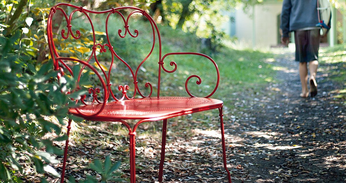 Vivacious red bench takes you back in time!