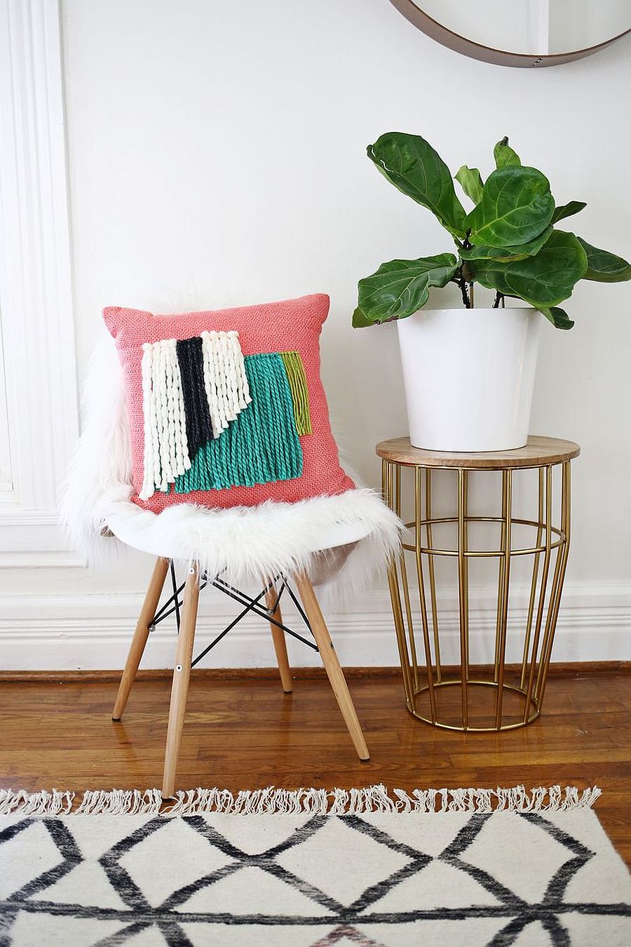 Yarn-Fringe-Pillow-DIY-is-super-chic-and-stylish