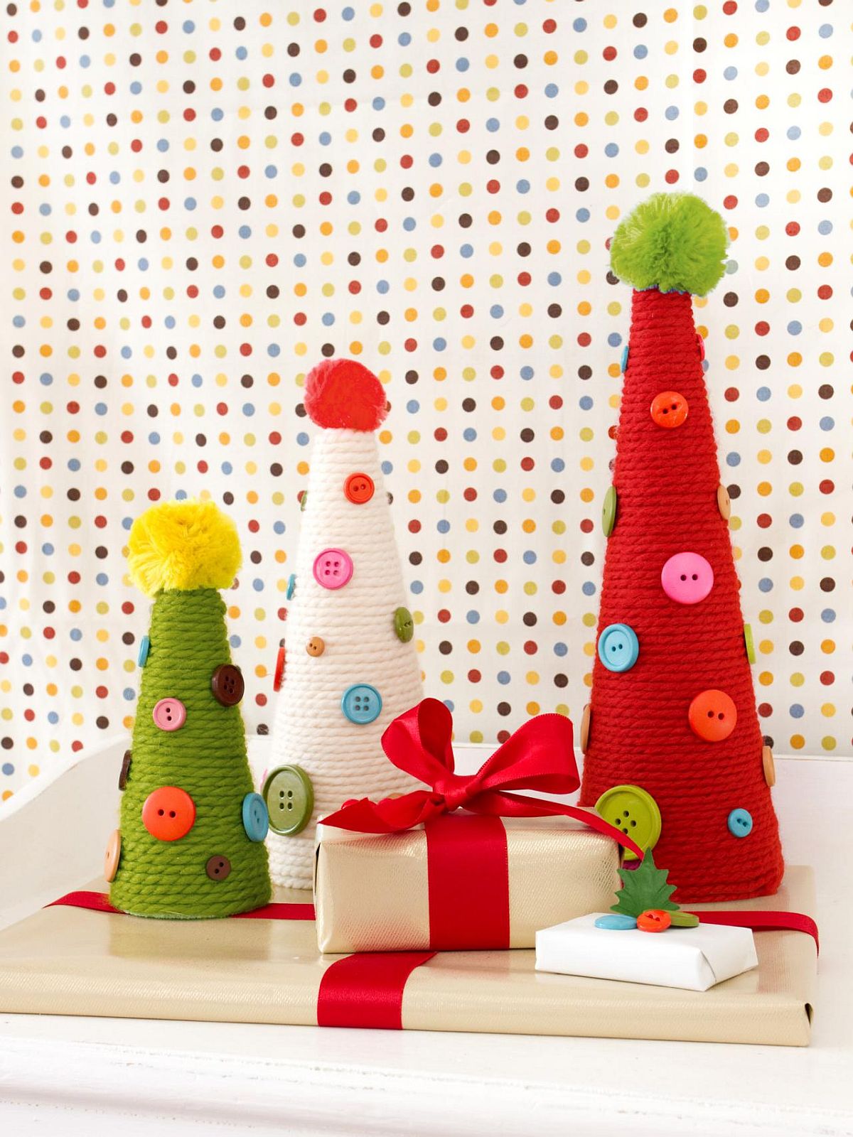 Cheap-and-Easy-Yarn-and-Button-DIY-Holiday-Topiaries