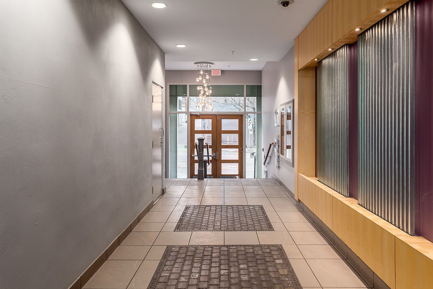 Common hallways with 1911 radiators give the building an authentic modern industrial vibe