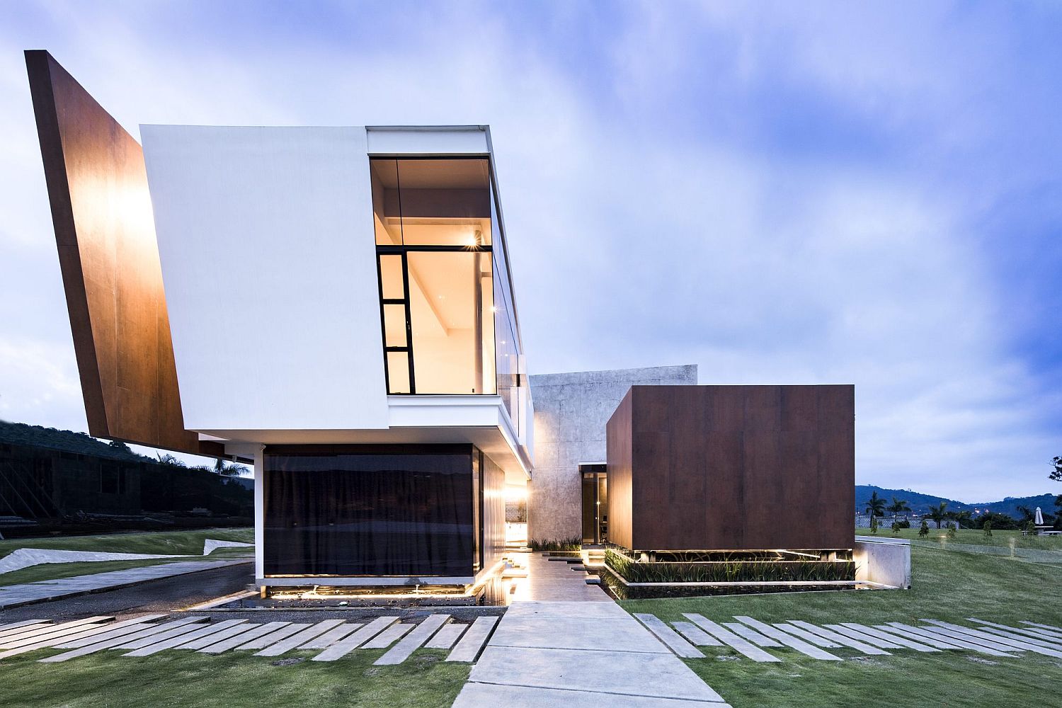 Creative-design-of-the-contemporary-home-deals-with-the-cubic-form