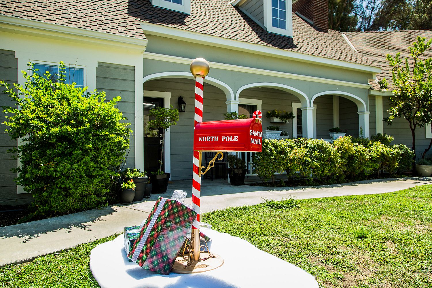 DIY-Santa-Mailbox-is-a-perfect-way-to-welcome-Christmas-home