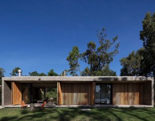 Movable Wall of Wooden Slats: Marindia House in Montevideo