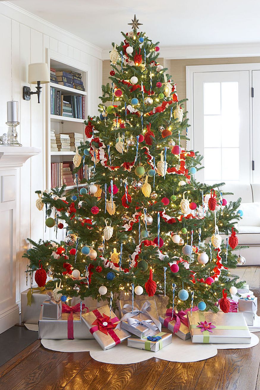 Felt-Christmas-tree-skirt-and-decorative-pieces