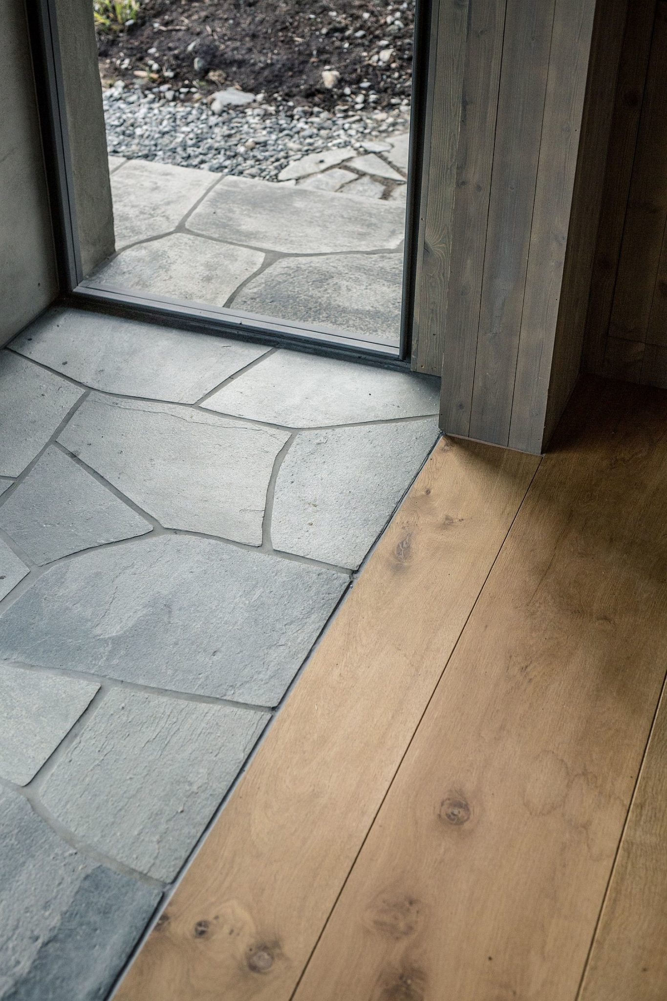 Flooring of the cabin brings together wood and stone