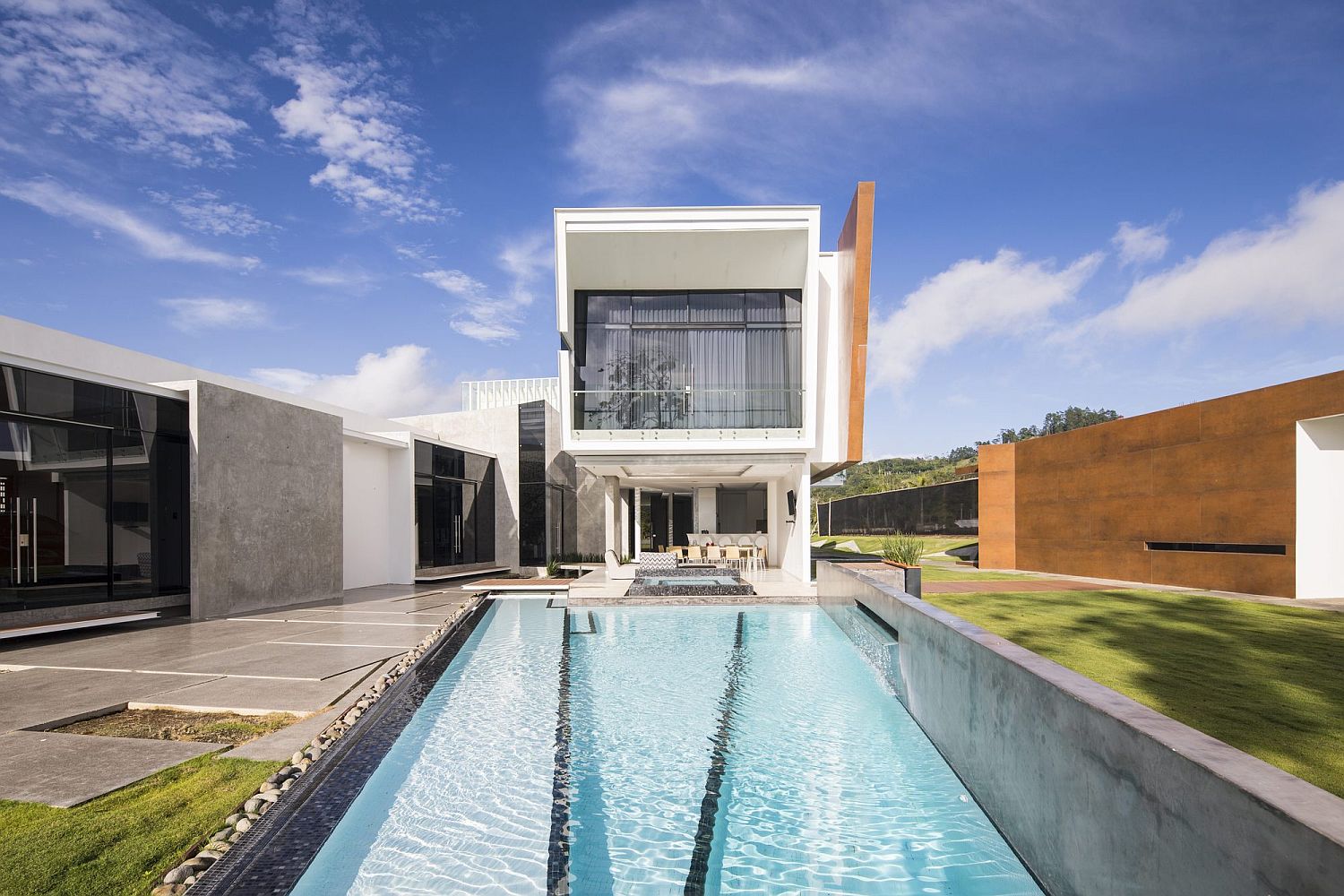 Geometric style and facade of the contemporary house in Palmares