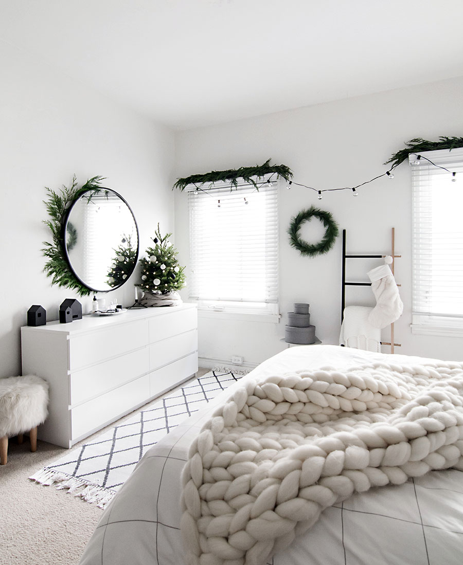Green holiday details in the bedroom