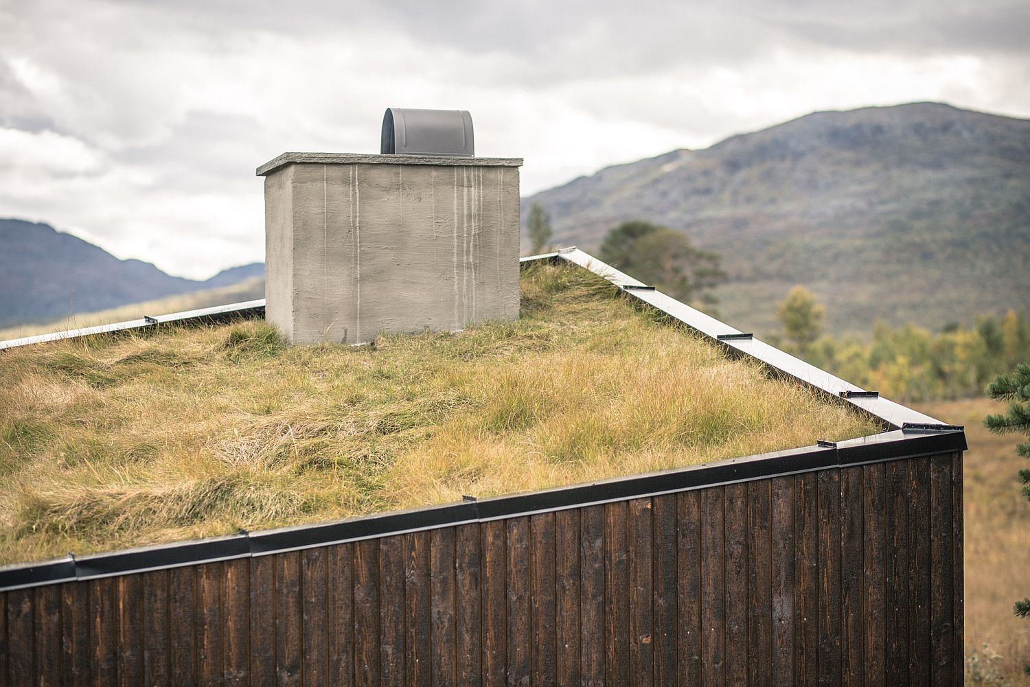 Green roof of Viewpoint Granasjøen allows it to blend in with the landscape