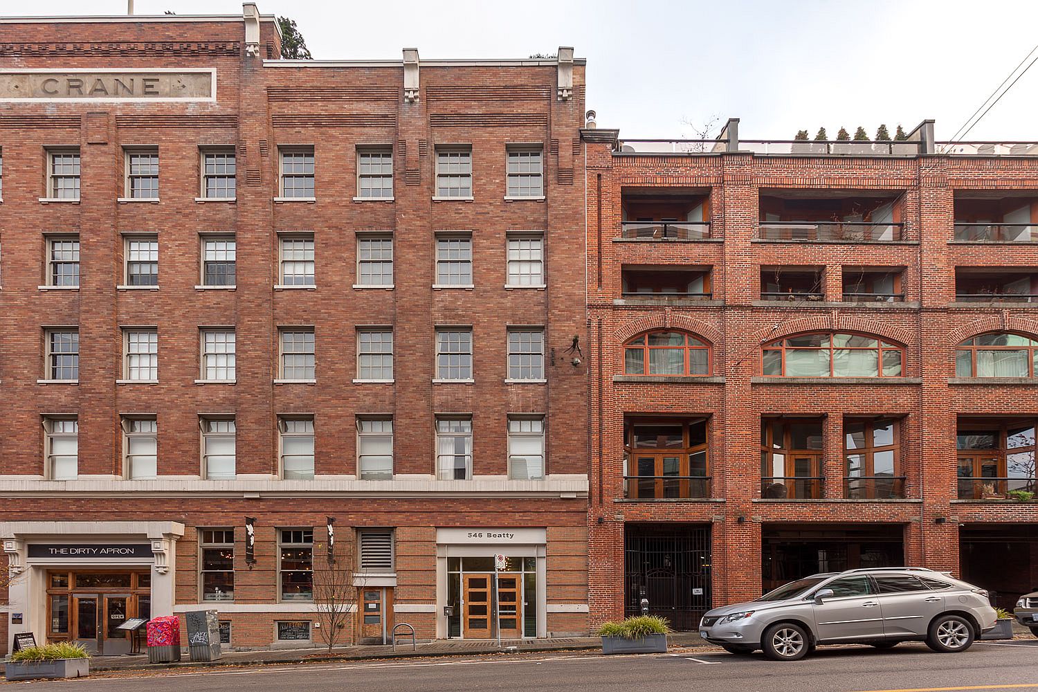 Industrial-1911-building-in-Vancouver-holds-modern-residences