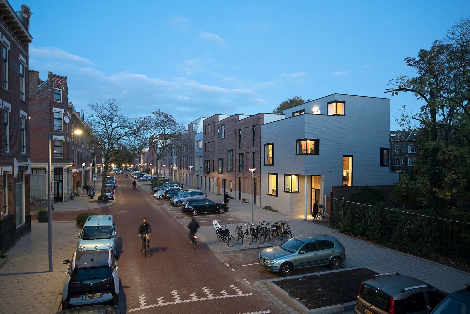 Informal-Cube-in-Rotterdam-with-a-modern-minimal-exterior-in-white