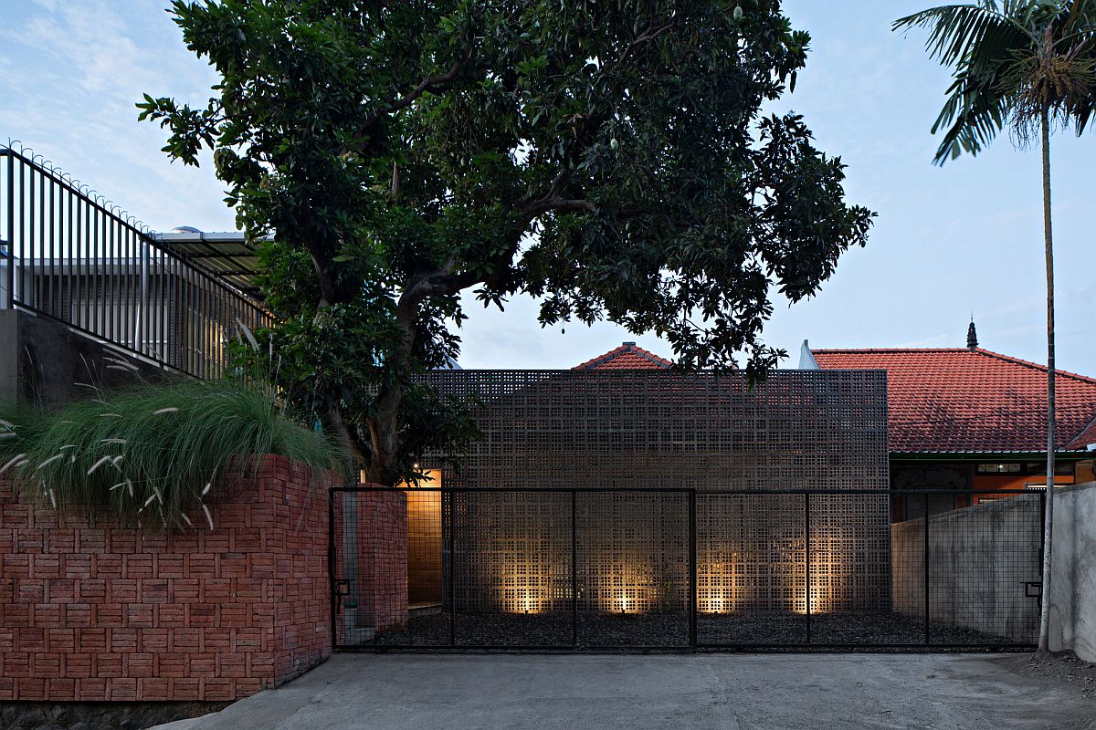 Private Street Façade and an Open Interior Revitalize Mandanila House