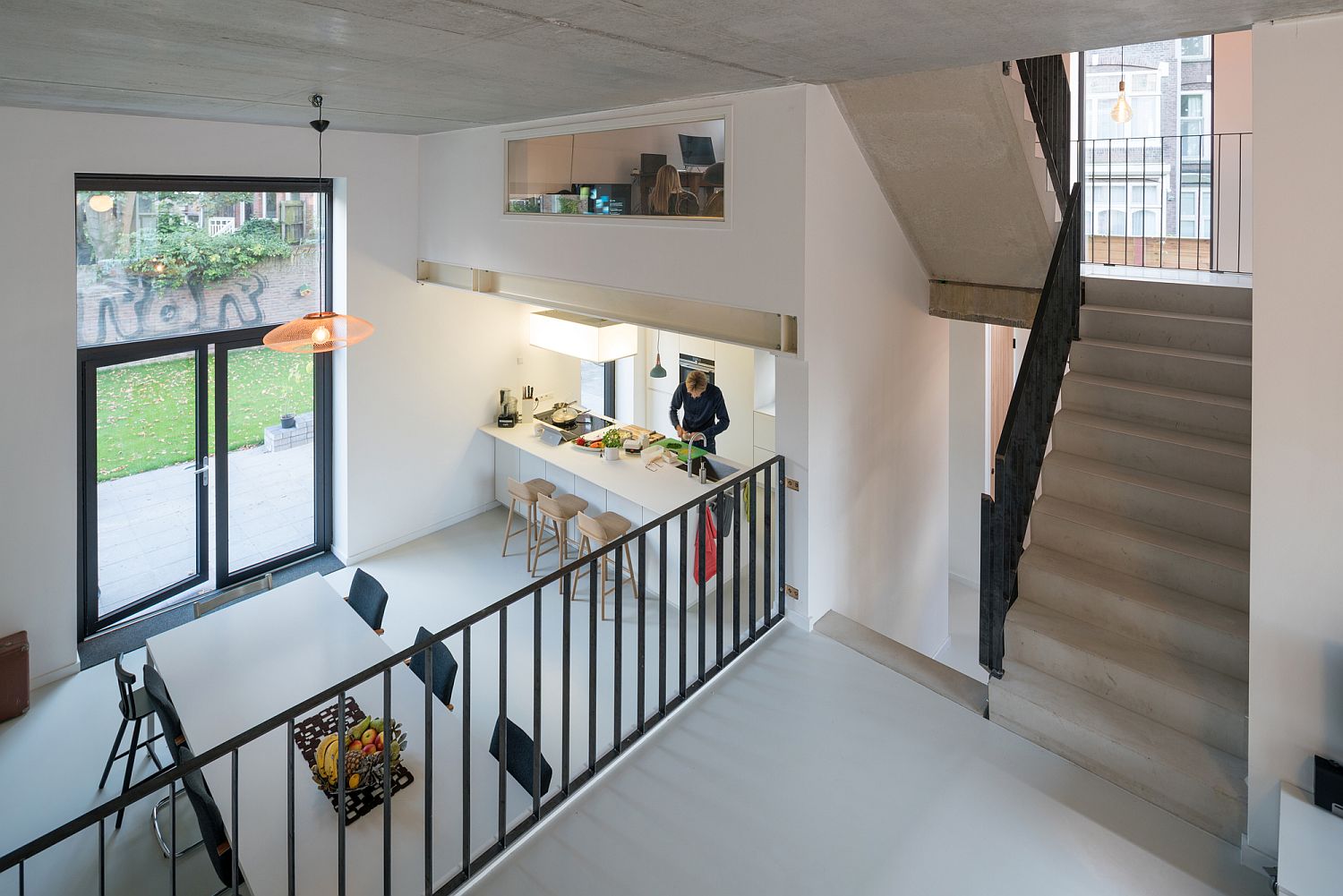 Modern-kitchen-and-dining-area-connected-with-the-garden