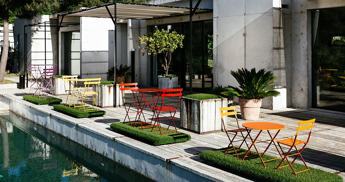 Perfect-and-timeless-chairs-for-the-poolside-retreat