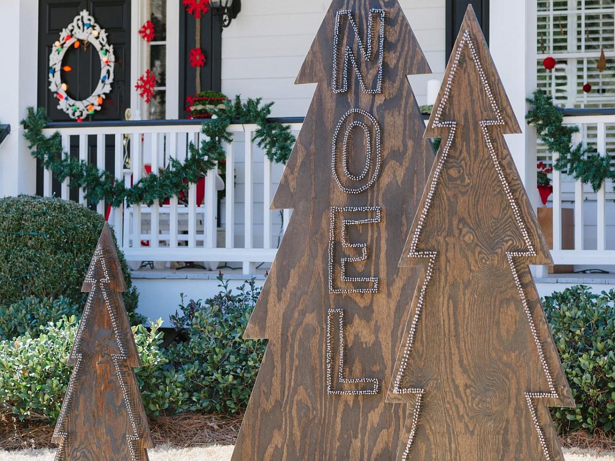 Rustic Nail-Head Christmas Trees DIY Idea