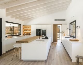 A Masterclass in Use of White and Wood: Oxygen in Catalonia