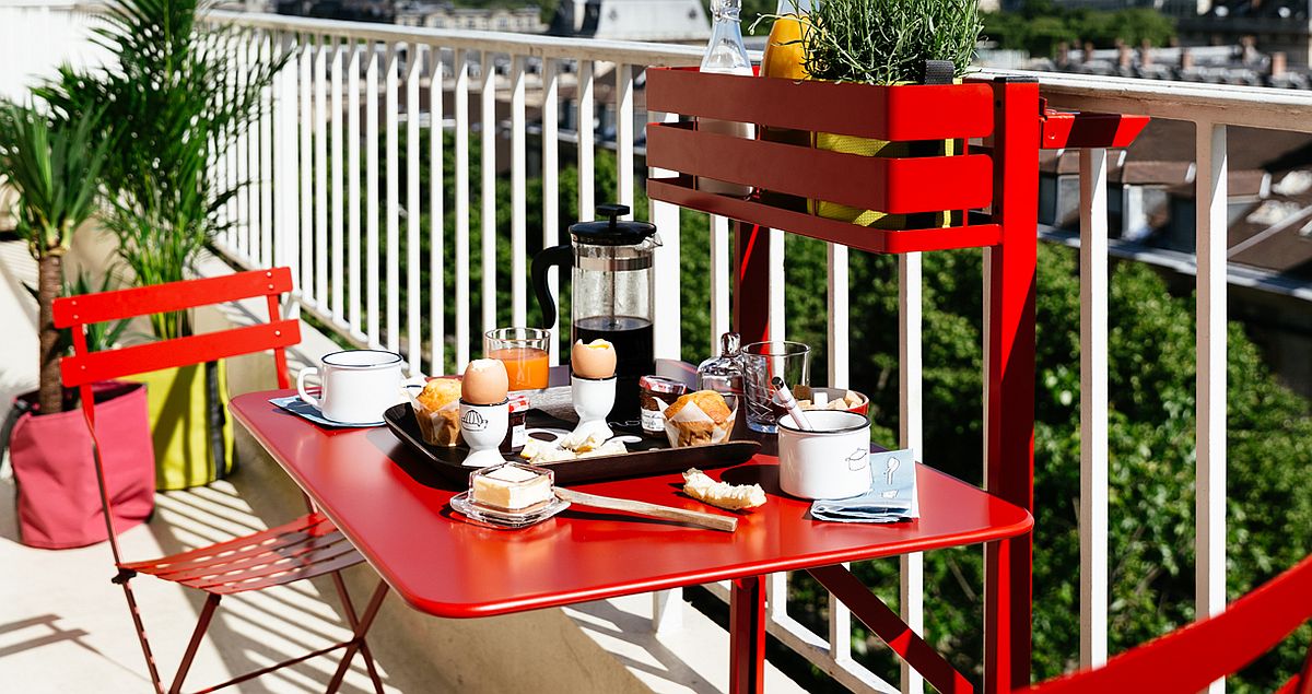 Splash of red for the outdoor breakfast zone