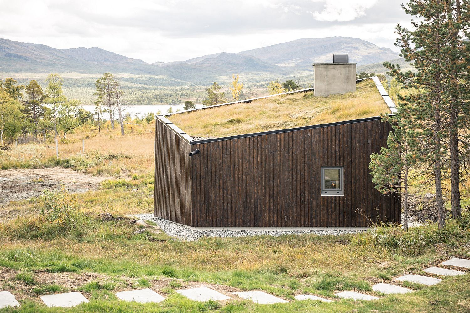 Cabin with Green Roof Offers a Window into Mesmeric Norwegian Scenery ...