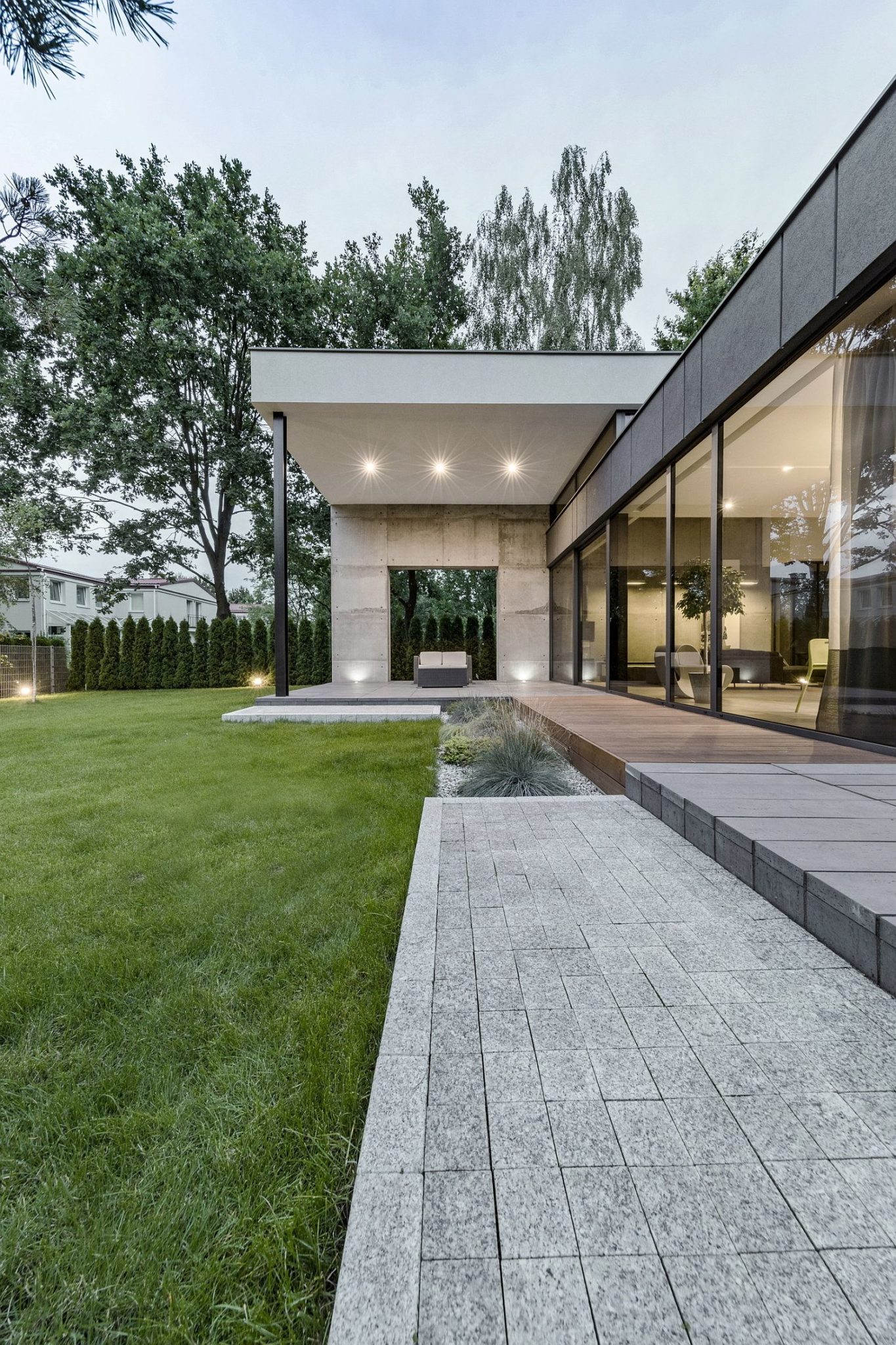 Wall-of-green-around-the-house-also-adds-privacy