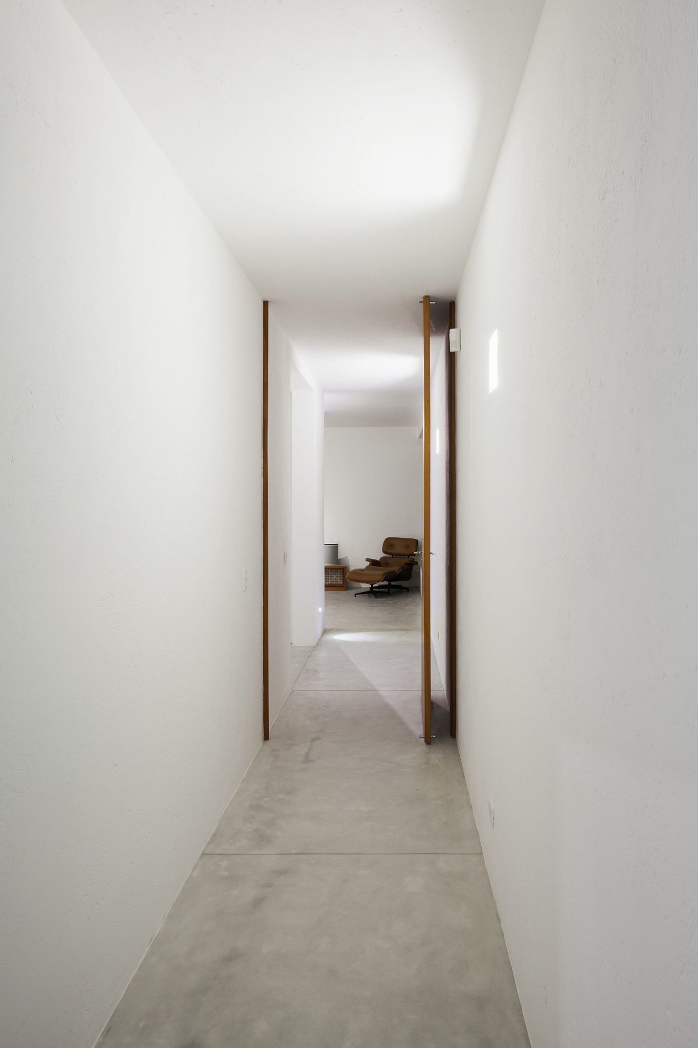 White-and-narrow-corridor-of-the-Brazilian-home