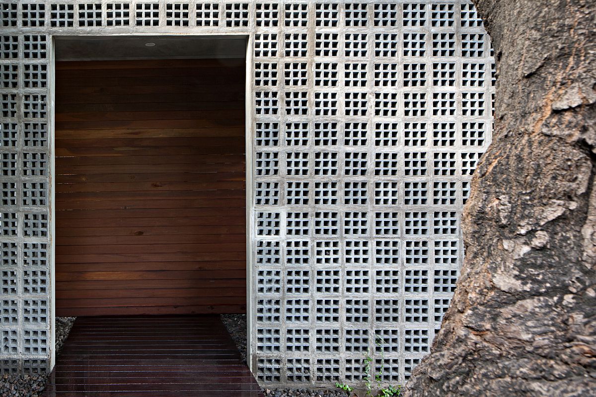 Wooden-walkway-along-with-gravel-leads-to-the-home