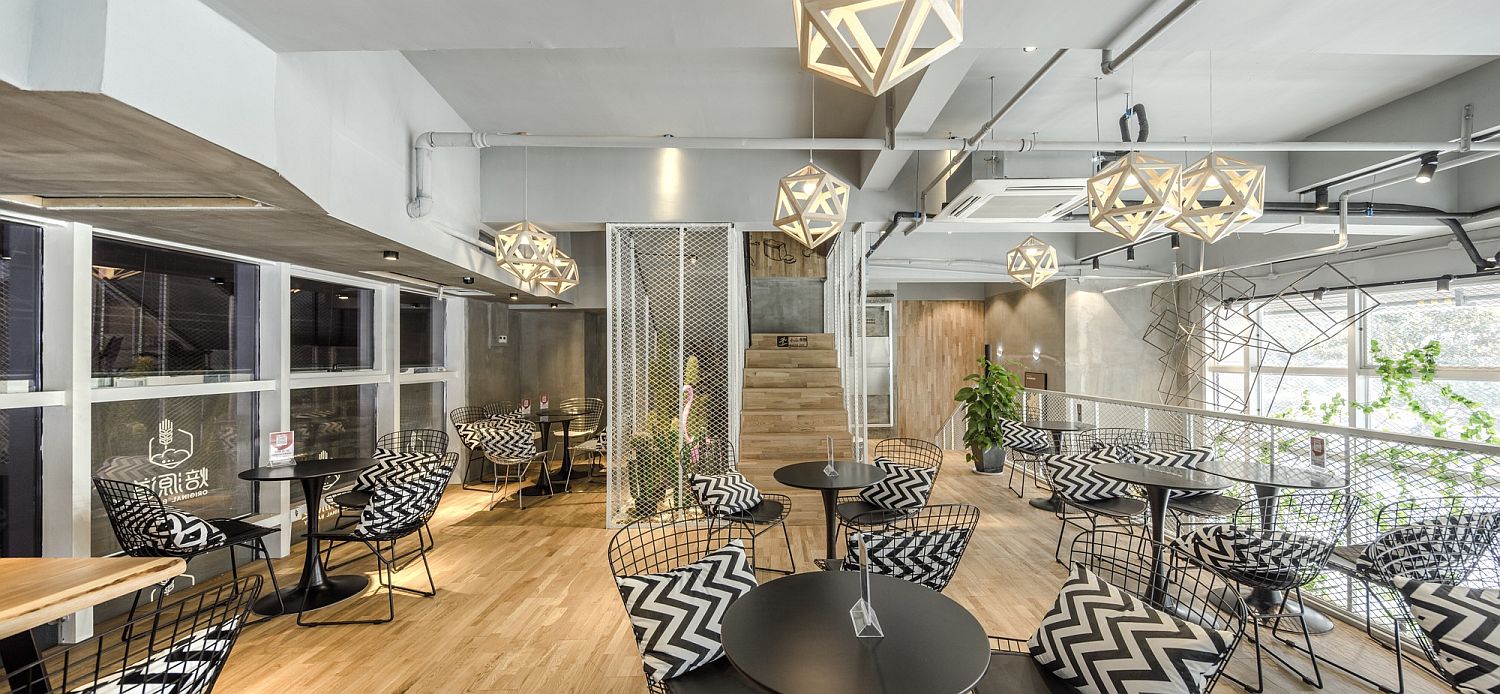 Chevron pattern cushions in blacka nd white add visual delight to the dining area