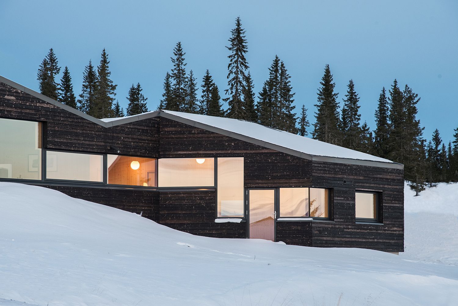 Gorgeous Norwegian cabin with carbonized wooden boards