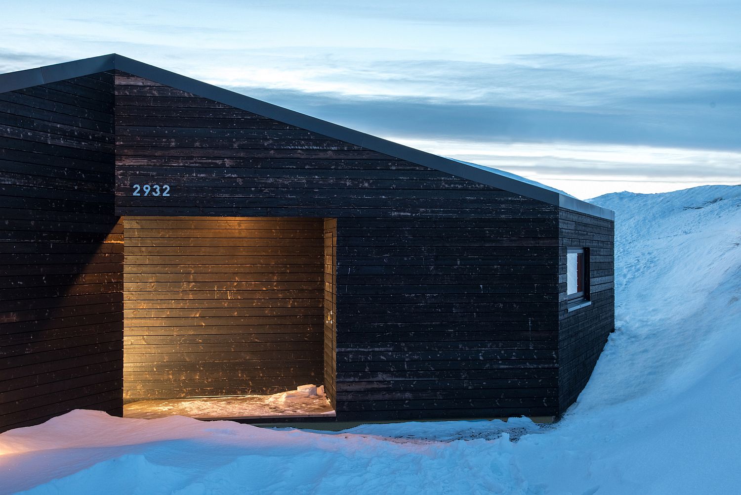 Lovely Norwegian cabin with dark exterior stands out visually