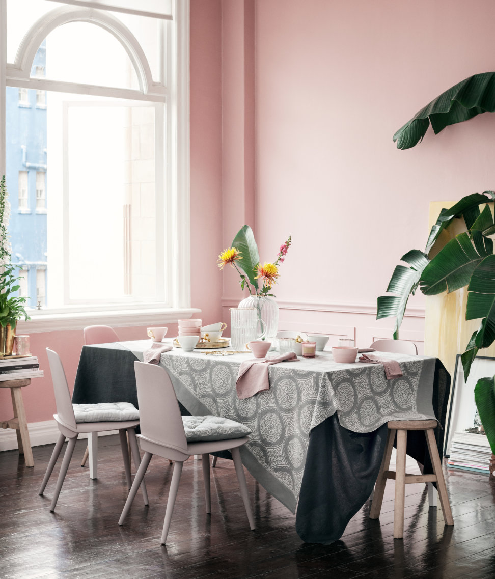 Millennial-pink-kitchen-with-tropical-accents