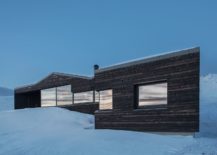 Minimal-and-striking-exterior-of-the-Norwegian-cabin-on-snowy-slopes-217x155