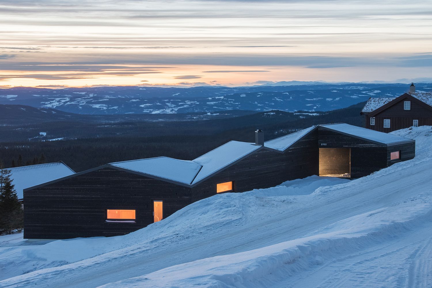 Dark and Minimal: Contemporary Norwegian Cabins with Wooden Warmth