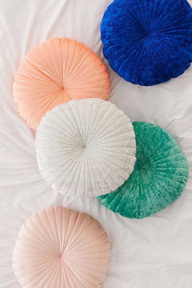 Round tufted velvet cushions