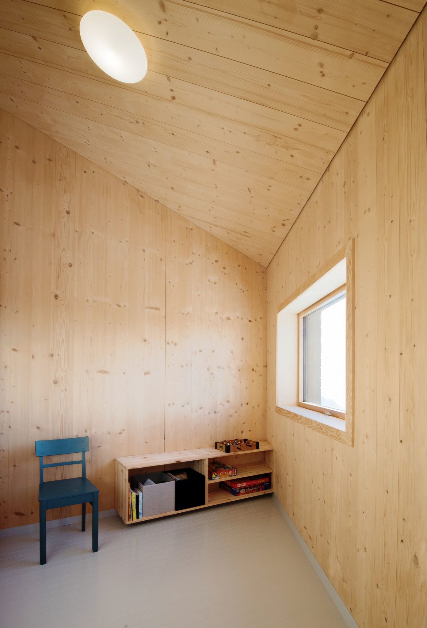 Simplicity-and-minimalism-make-a-statement-inside-the-cabin