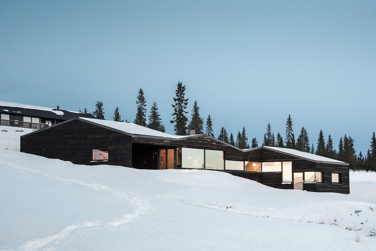 Smart-placement-of-windows-gives-the-cabin-a-modern-vibe
