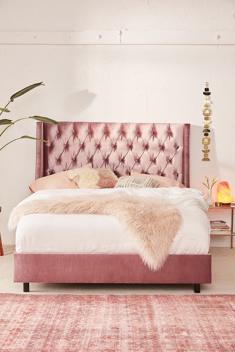 Tufted velvet bed in pink