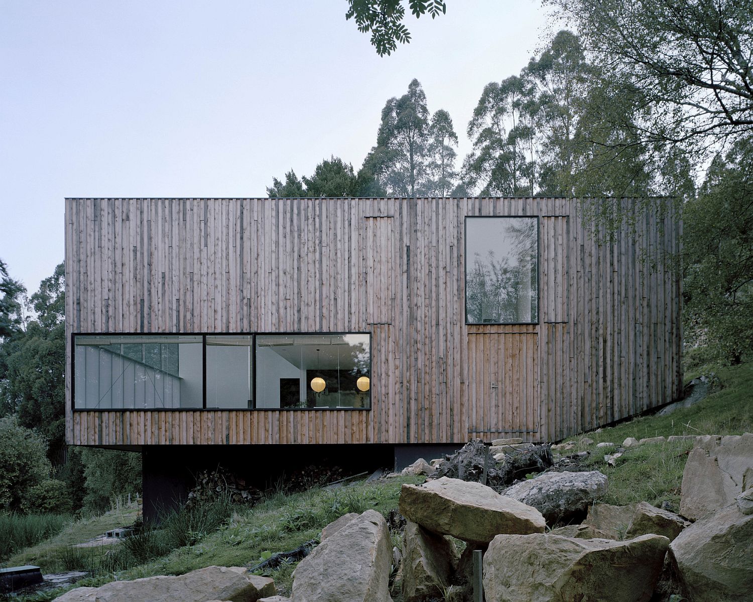 Cantilevered-design-of-the-home-adapts-to-the-slope-of-the-lot