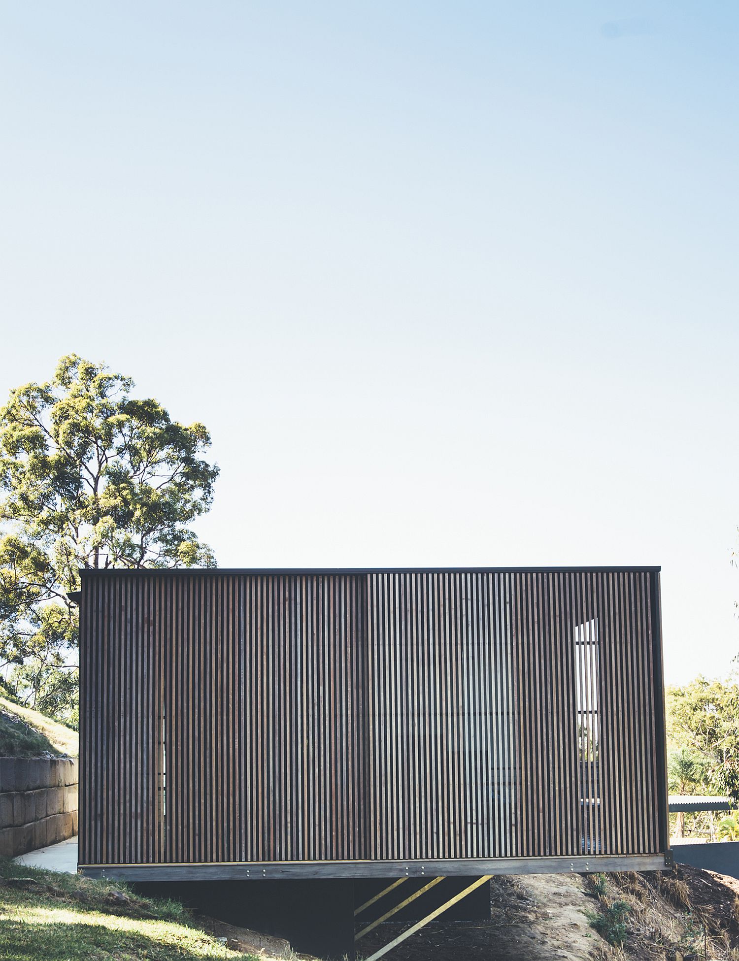 Cantilevered structure of the Tinbeerwah House