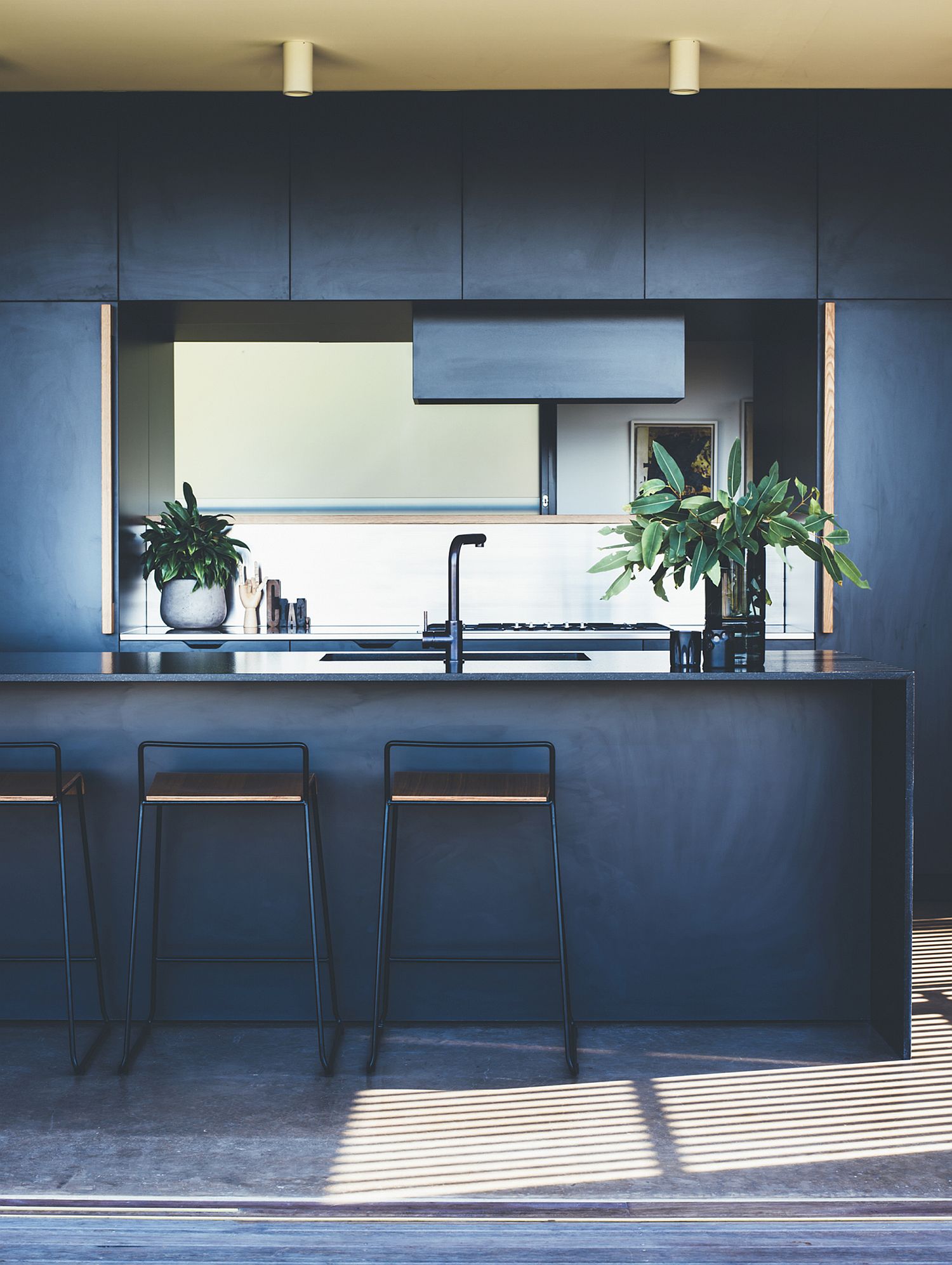 Dark-blue-gives-the-kitchen-a-sophisticated-and-contemporary-appeal