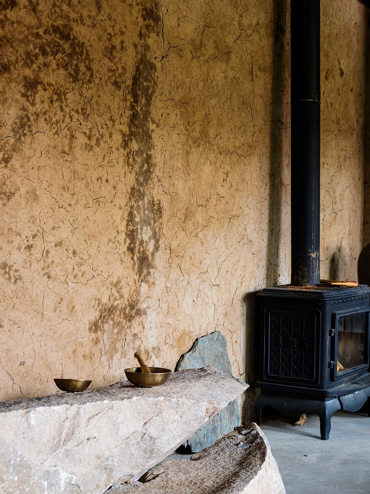 Earthen walls and rustic finishes give the interior an elegant appeal