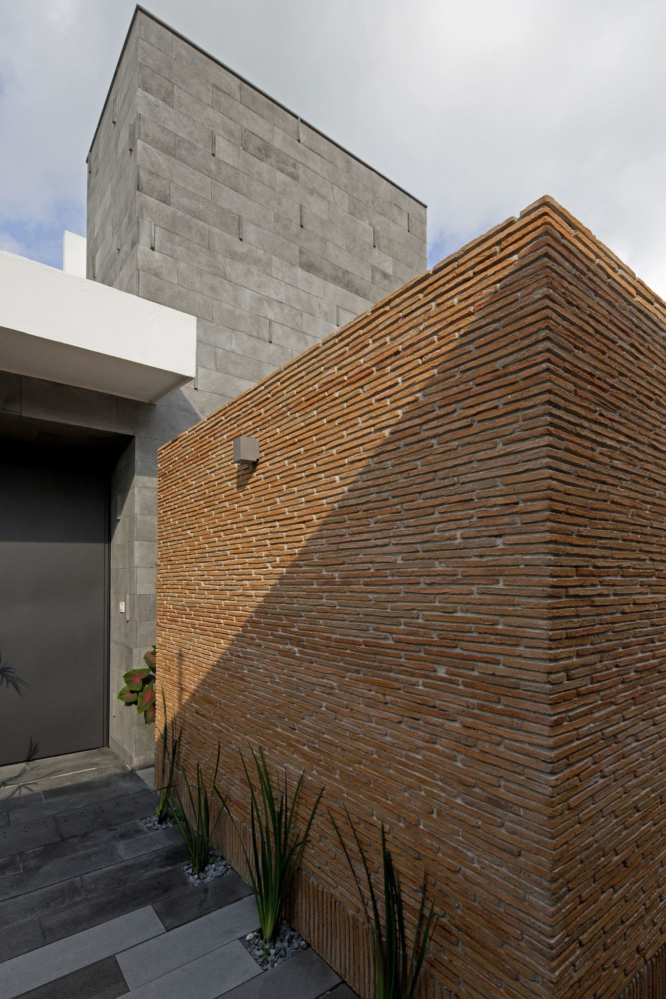 Exposed-brick-wall-exterior-of-the-modern-home