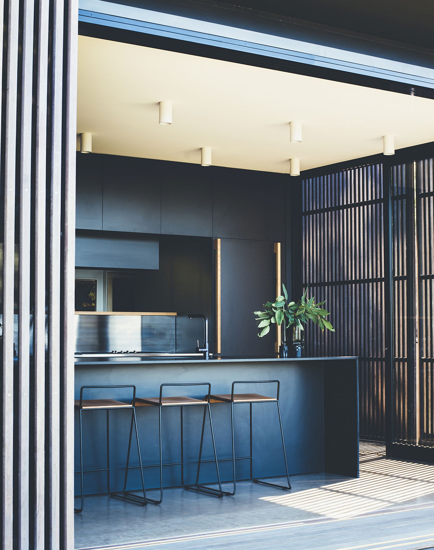 Fabulous use of dark blue and white in the contemporary kitchen