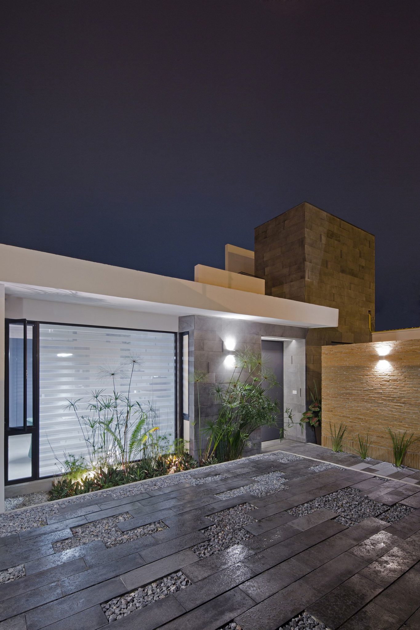 Generously illuminated deck of the house with natural finishes